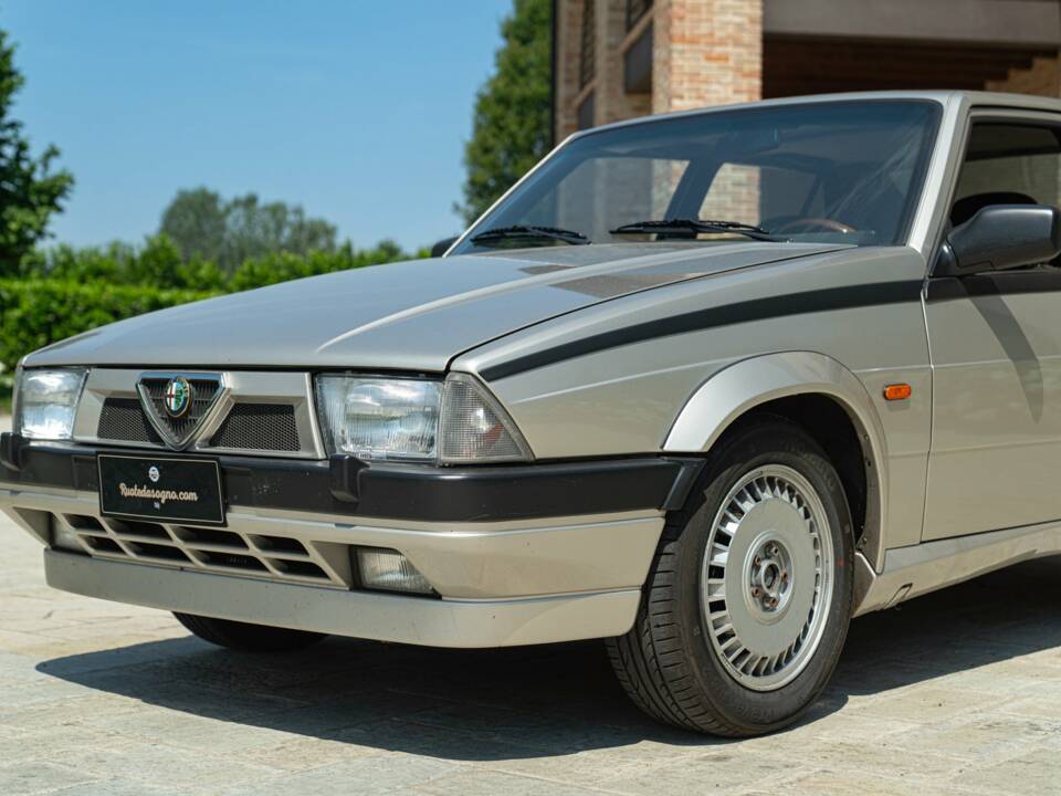Immagine 9/50 di Alfa Romeo 75 2.0 Twin Spark (1989)
