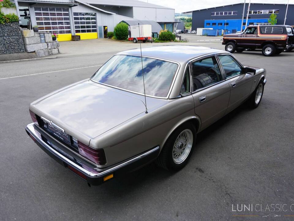 Image 9/61 de Jaguar Sovereign 3.6 (1987)