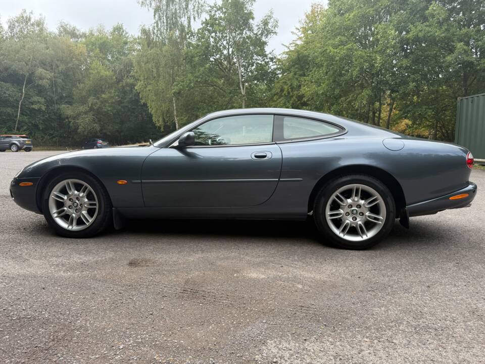 Image 6/23 of Jaguar XK8 4.0 (2001)