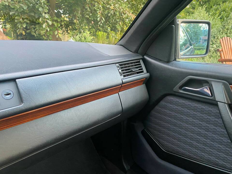 Bild 21/35 von Mercedes-Benz 230 CE (1992)