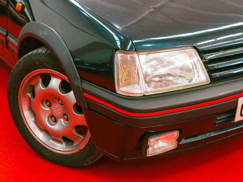 Image 2/33 of Peugeot 205 GTi 1.9 (1993)
