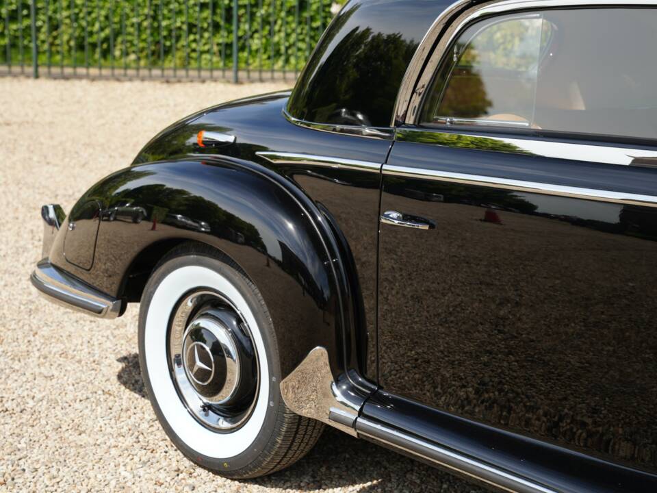 Image 22/50 of Mercedes-Benz 300 S (1953)