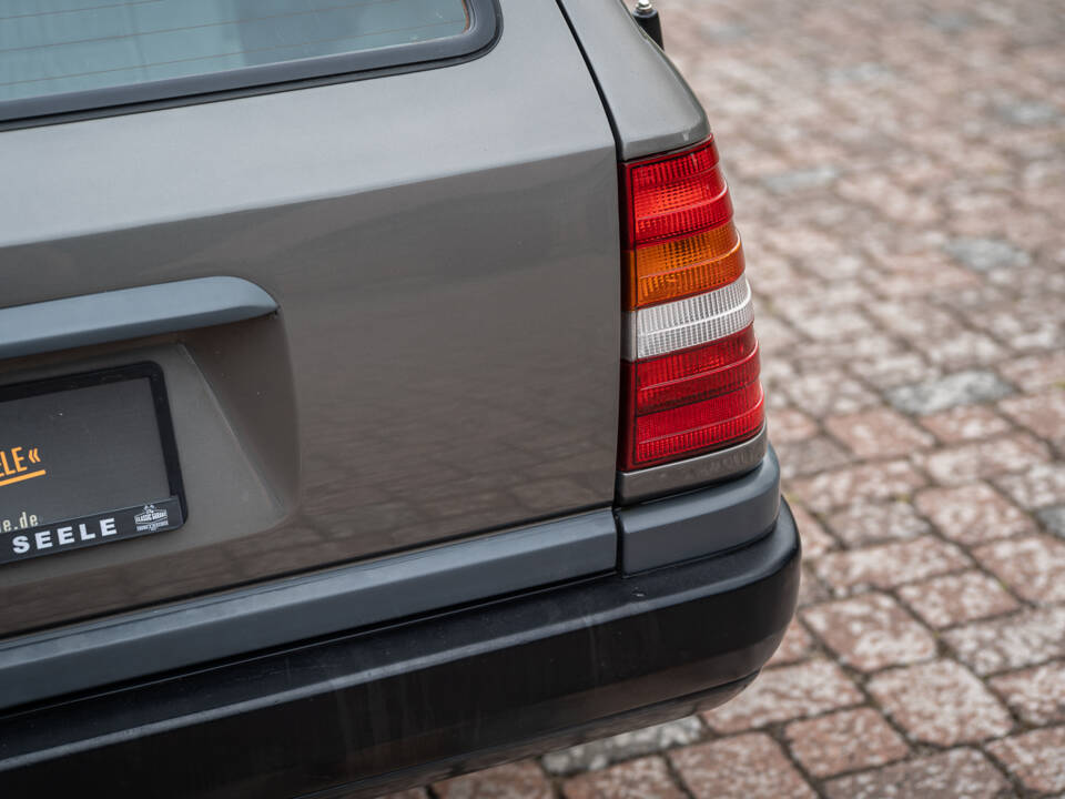Image 14/66 of Mercedes-Benz 200 TE (1989)