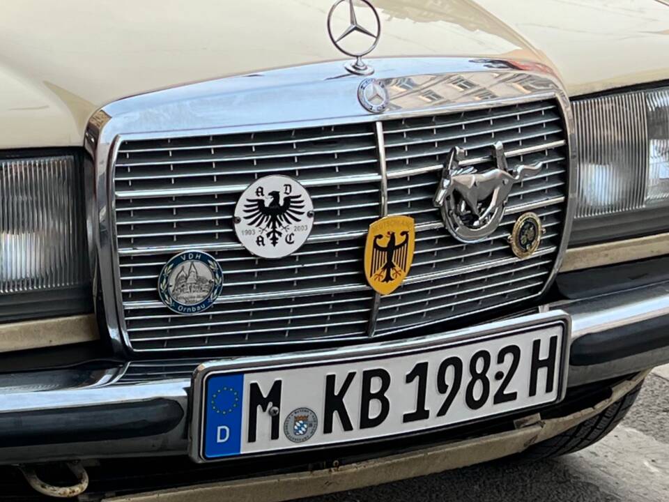 Image 21/36 of Mercedes-Benz 300 TD Turbodiesel (1982)