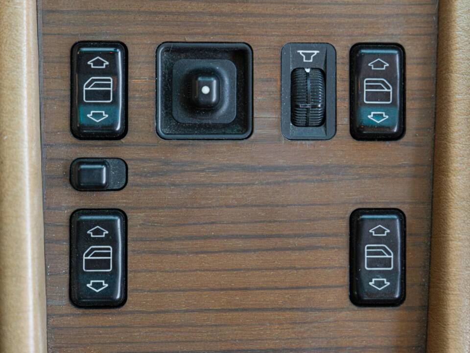 Image 32/46 de Mercedes-Benz 300 CE (1988)