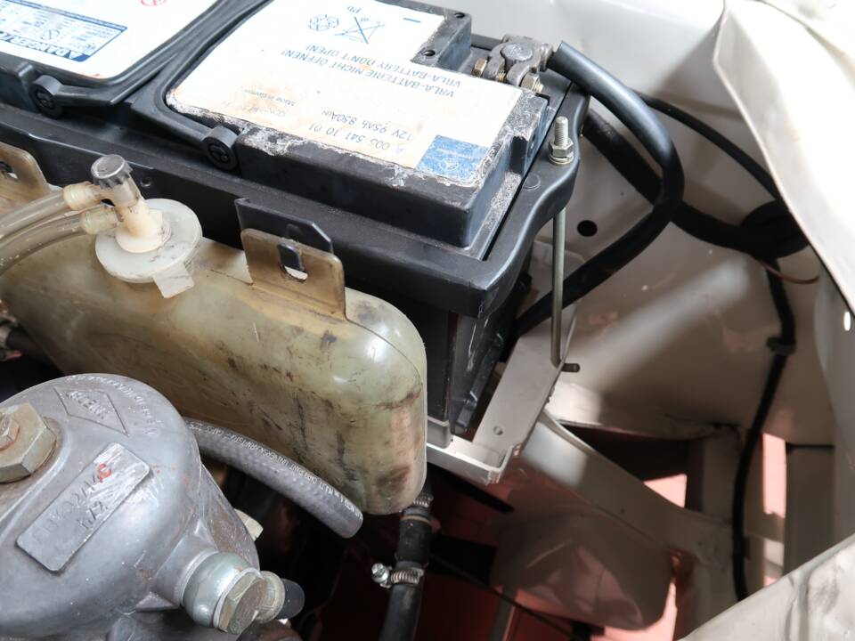 Image 20/32 of Mercedes-Benz 200 D (1966)