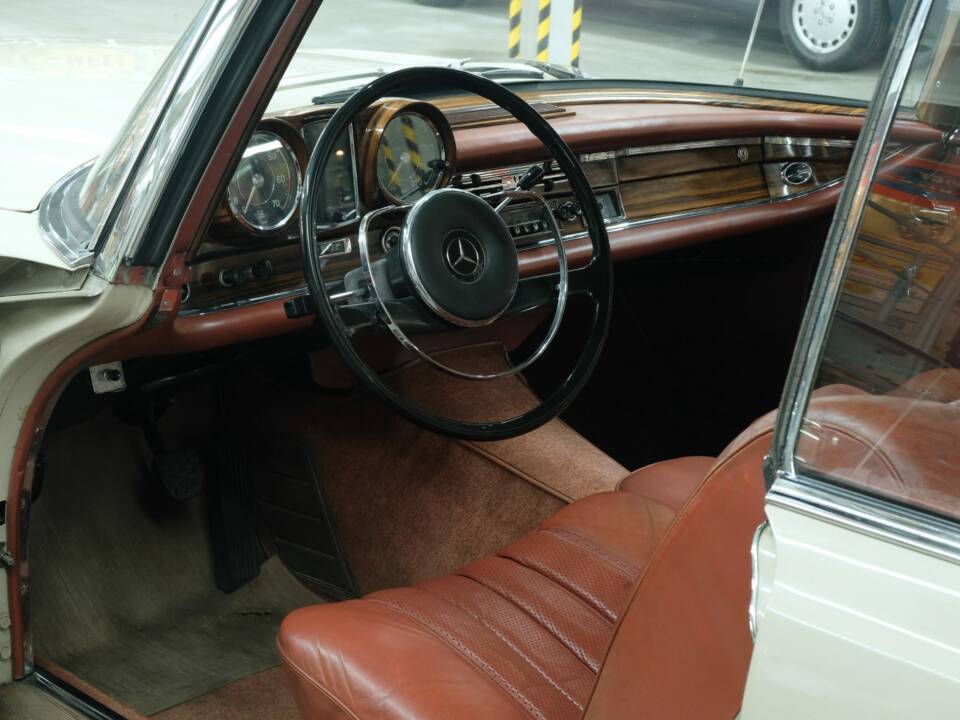 Image 18/50 of Mercedes-Benz 300 SE (1966)