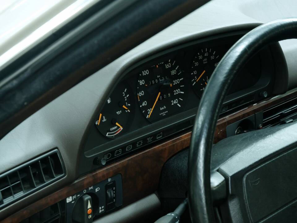 Image 47/50 of Mercedes-Benz 420 SEC (1989)