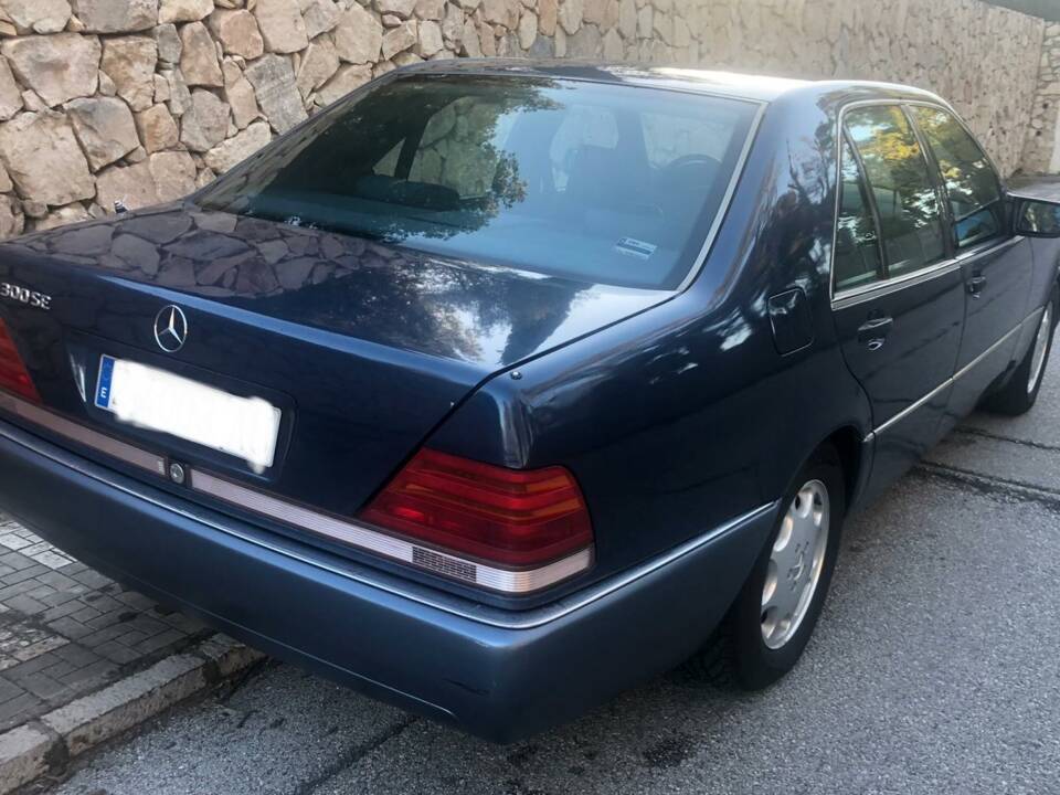 Image 16/25 of Mercedes-Benz 300 SE (1993)