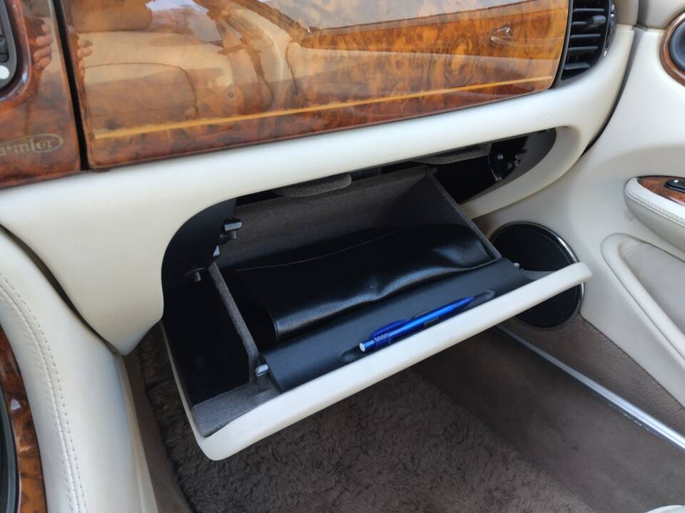 Image 52/71 of Daimler Super V8 (2000)