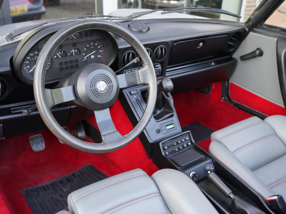 Bild 3/50 von Alfa Romeo 2.0 Spider QV (1987)