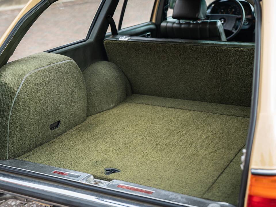Image 17/53 de Mercedes-Benz 200 T (1982)