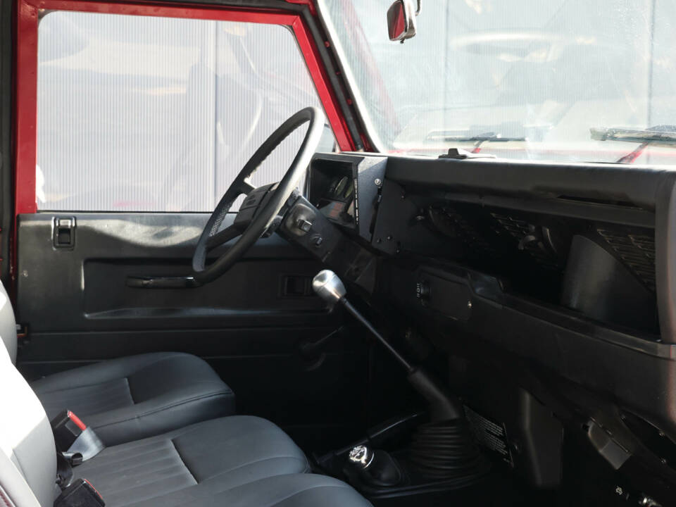 Image 30/38 of Land Rover 110 (1989)