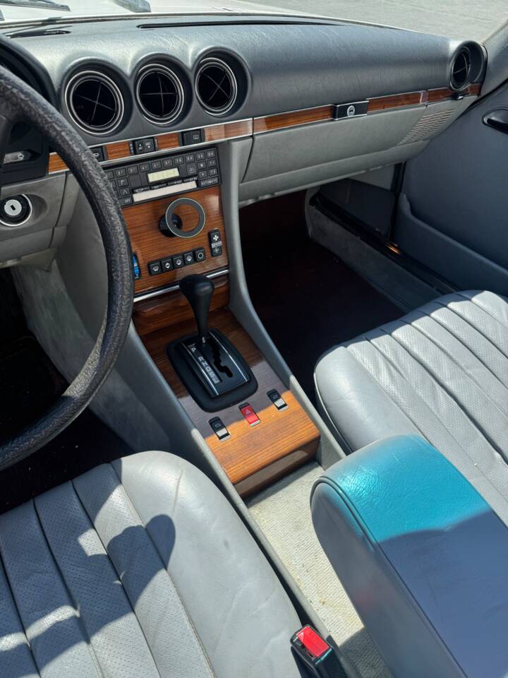 Image 18/28 of Mercedes-Benz 380 SL (1981)