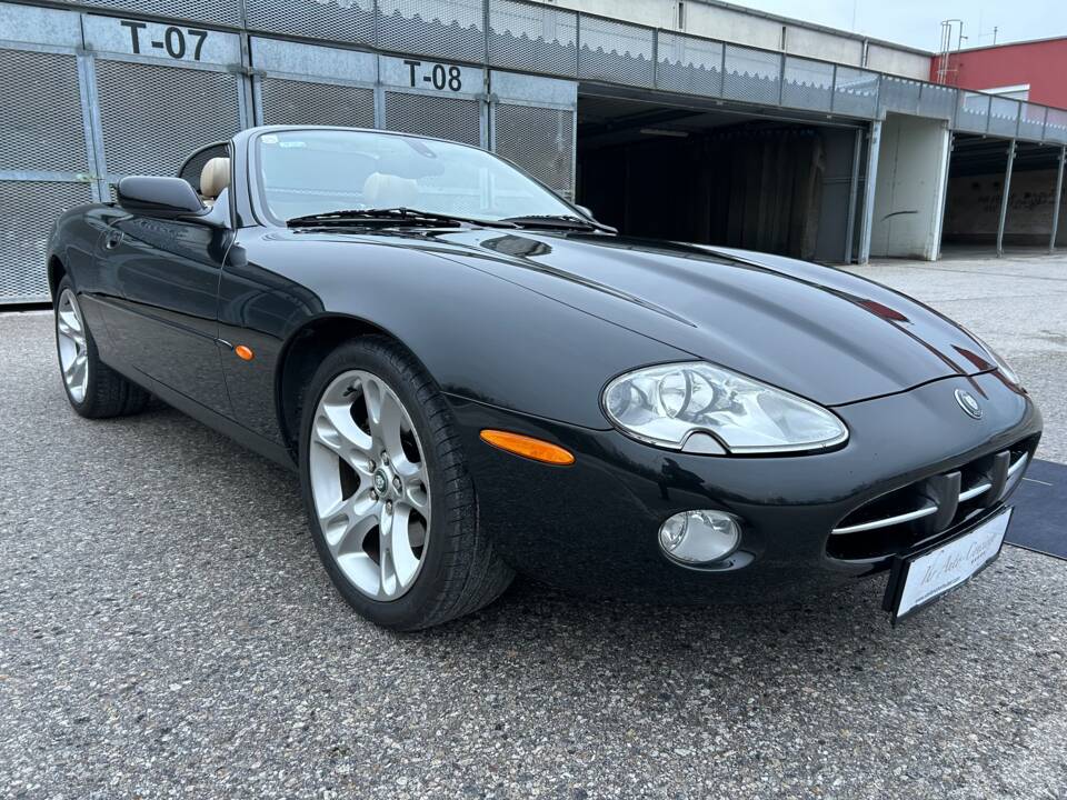 Imagen 3/35 de Jaguar XK8 4.0 (2002)