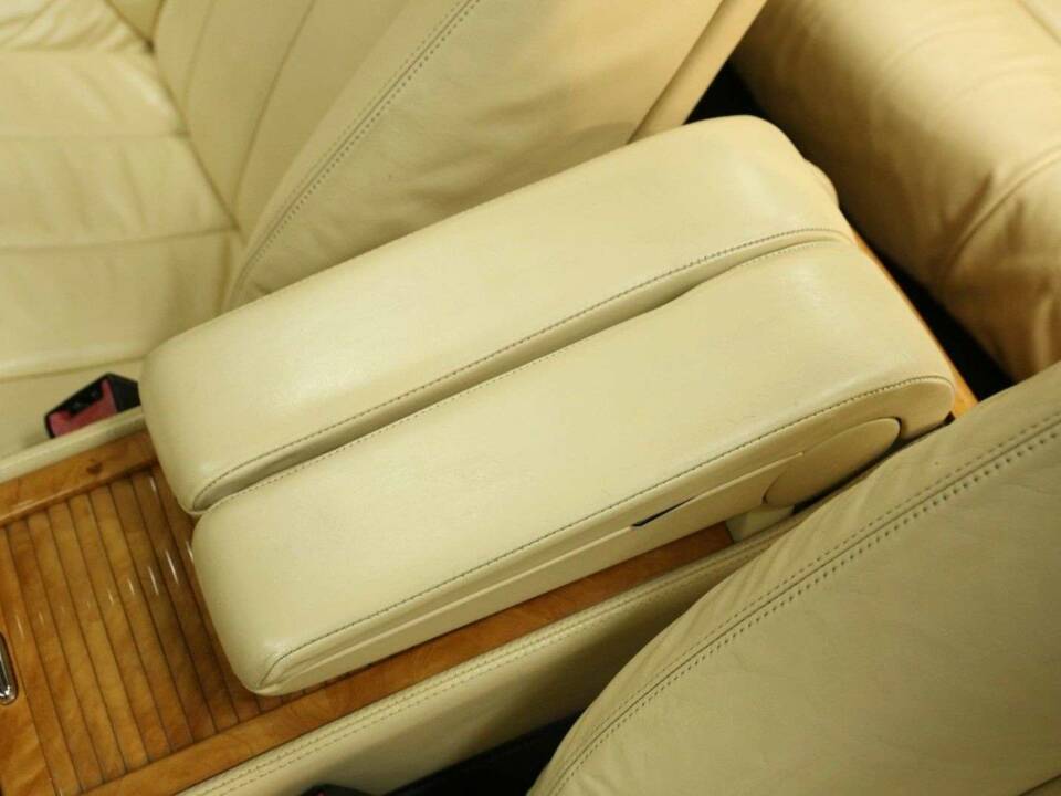 Image 22/49 de Bentley Azure (2006)