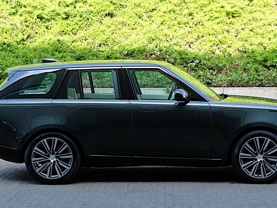 Image 5/61 of Land Rover Range Rover D350 (2025)