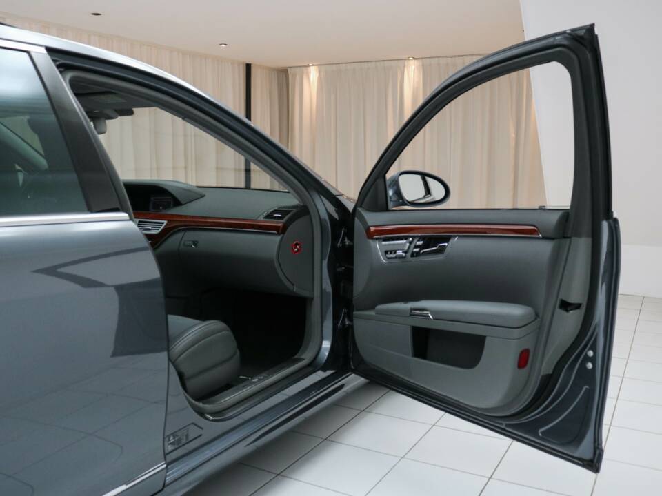 Bild 10/18 von Mercedes-Benz S 63 AMG (2007)