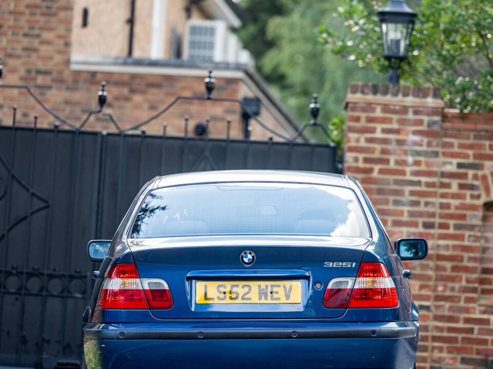 Image 19/38 of BMW 325i (2002)