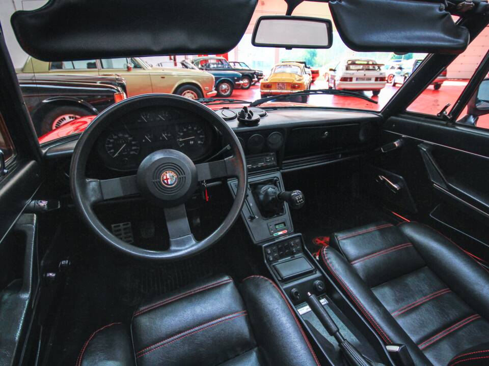 Image 16/24 of Alfa Romeo 2.0 Spider (1987)