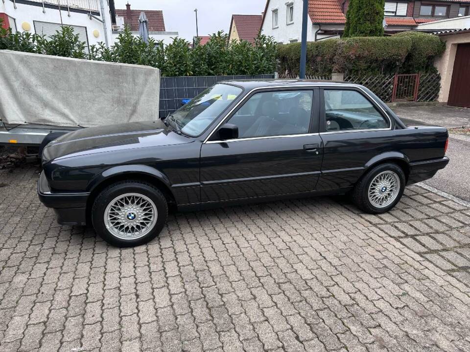 Image 4/17 of BMW 316i (1990)