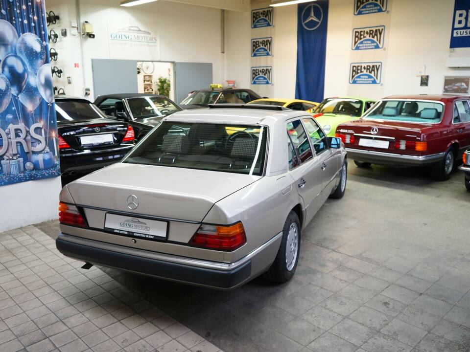 Bild 16/33 von Mercedes-Benz 230 E (1990)