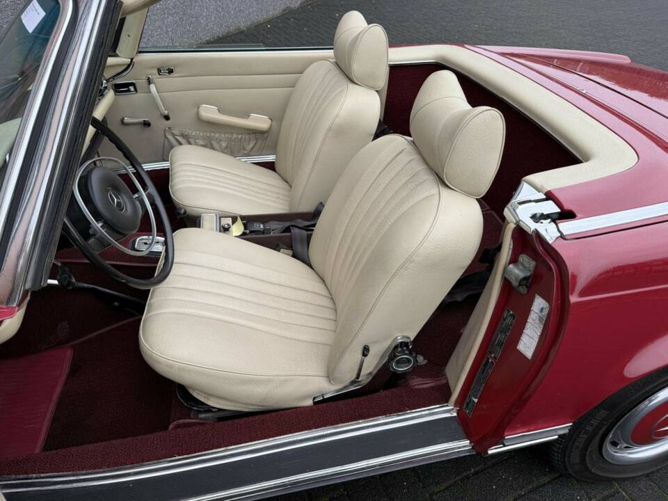 Image 31/50 of Mercedes-Benz 280 SL (1971)
