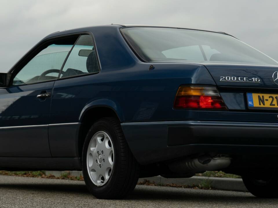 Bild 77/79 von Mercedes-Benz 200 CE (1993)