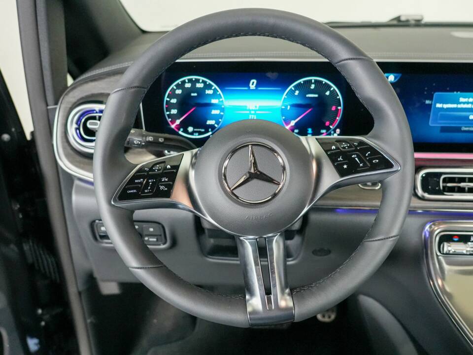 Image 26/50 de Mercedes-Benz V 300 d (2025)