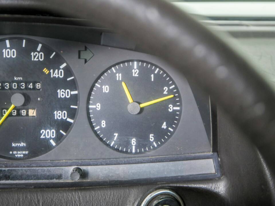 Afbeelding 17/50 van Mercedes-Benz 200 T (1982)