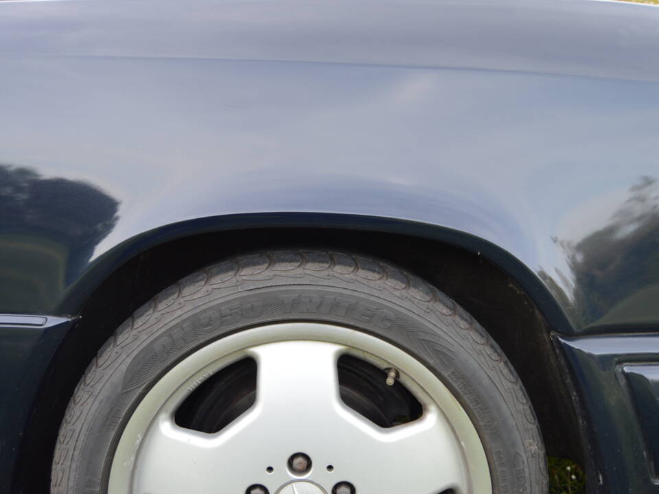 Image 14/22 of Mercedes-Benz 300 CE-24 (1993)