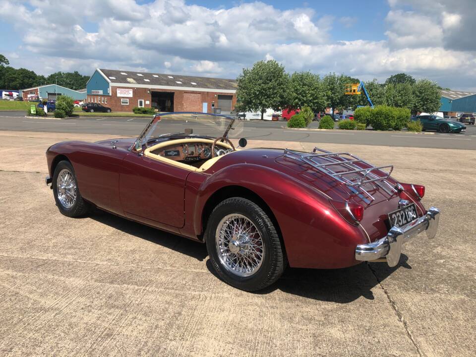 Image 2/12 of MG MGA 1500 (1957)