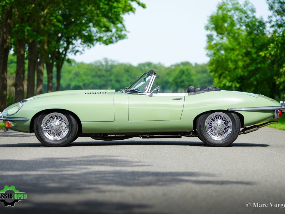 Image 3/60 de Jaguar E-Type (1969)