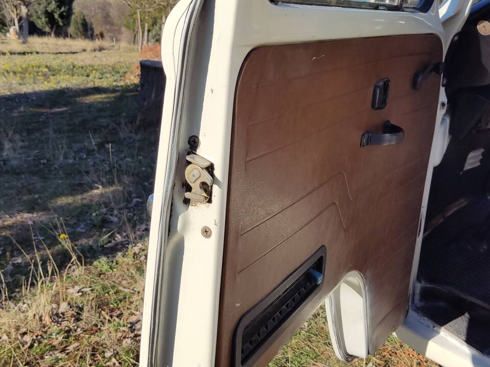 Imagen 24/50 de Volkswagen T2b panel van (1979)