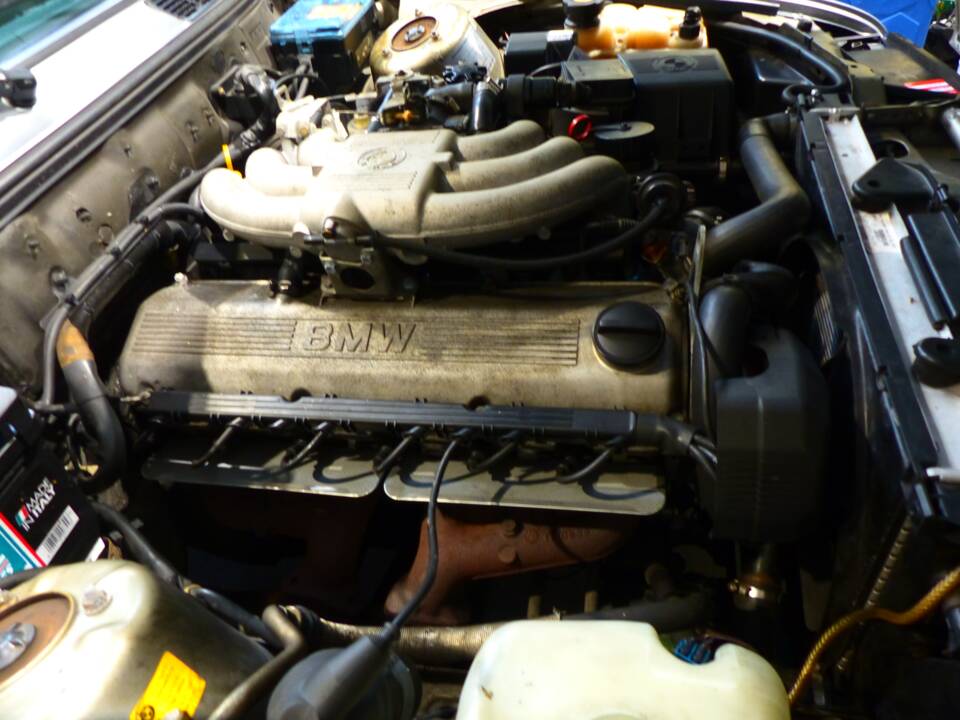 Image 58/71 of BMW 325i (1989)