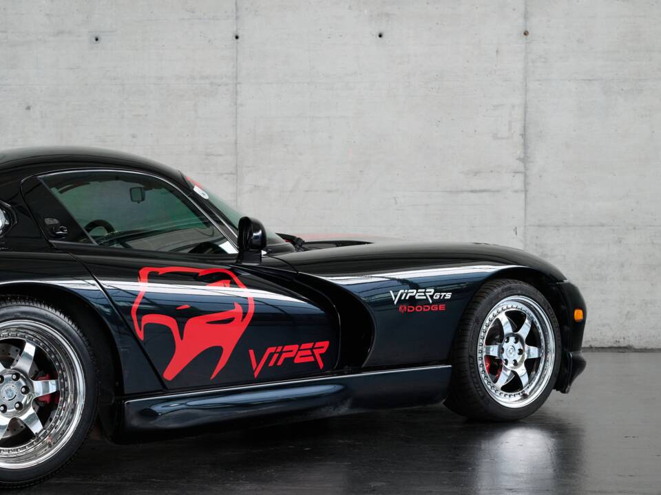 Image 35/50 of Dodge Viper GTS (2005)