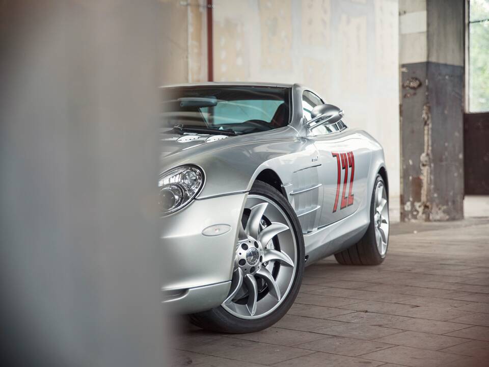 Image 46/61 of Mercedes-Benz SLR McLaren (2004)