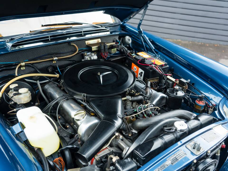 Image 21/57 de Mercedes-Benz 280 SE 3,5 (1971)