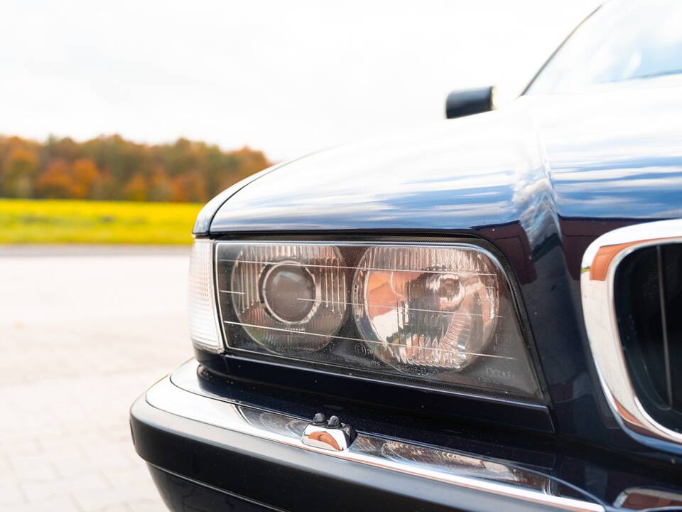 Image 17/55 of BMW 740i (1997)