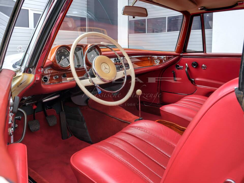 Image 16/24 de Mercedes-Benz 220 SE b (1963)