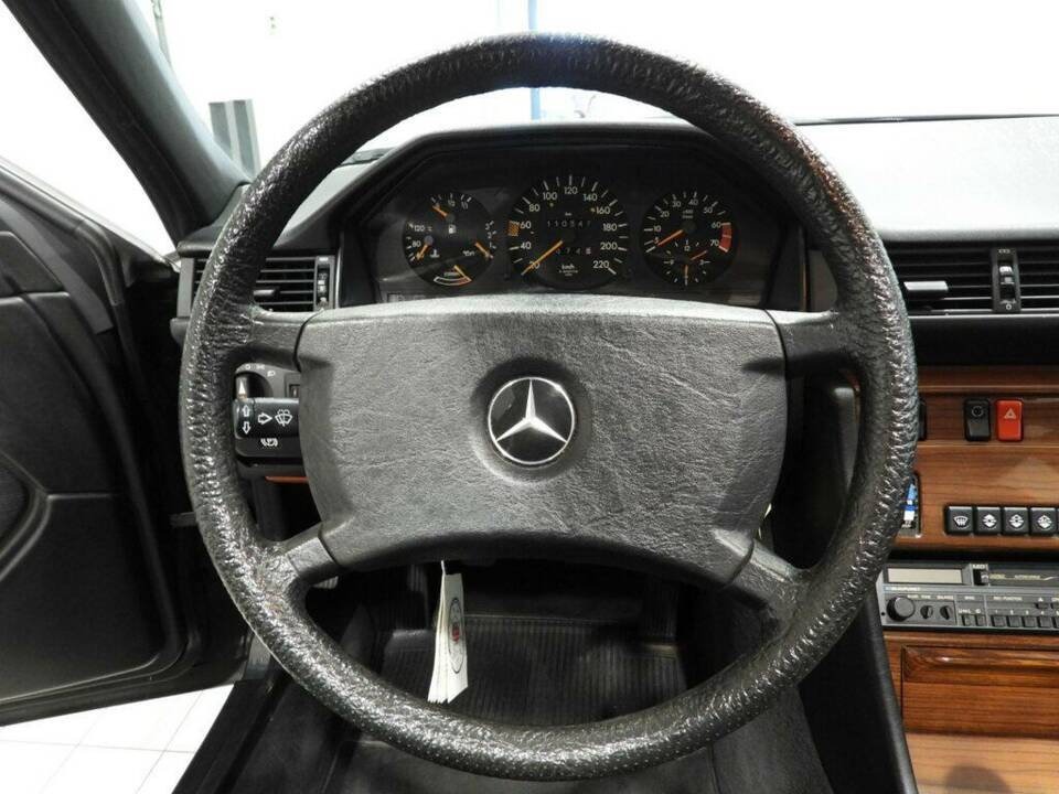 Image 5/14 of Mercedes-Benz 200 (1987)
