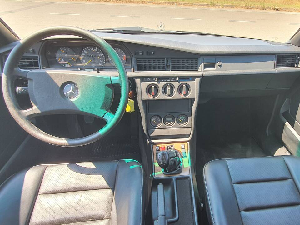 Immagine 14/30 di Mercedes-Benz 190 E 2.5-16 (1989)