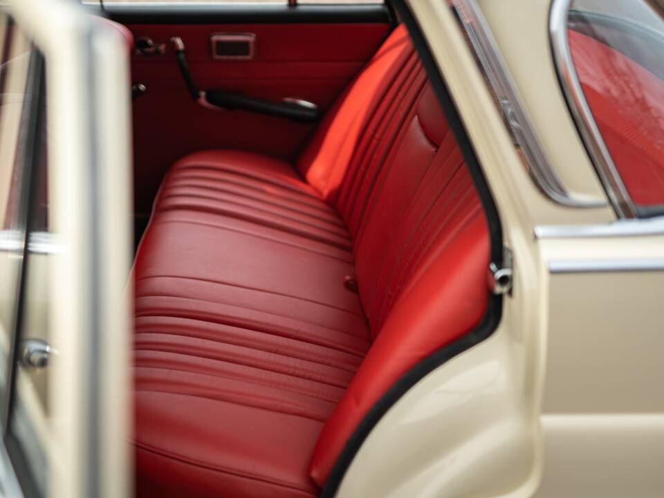 Image 41/42 of Mercedes-Benz 220 SE b (1965)