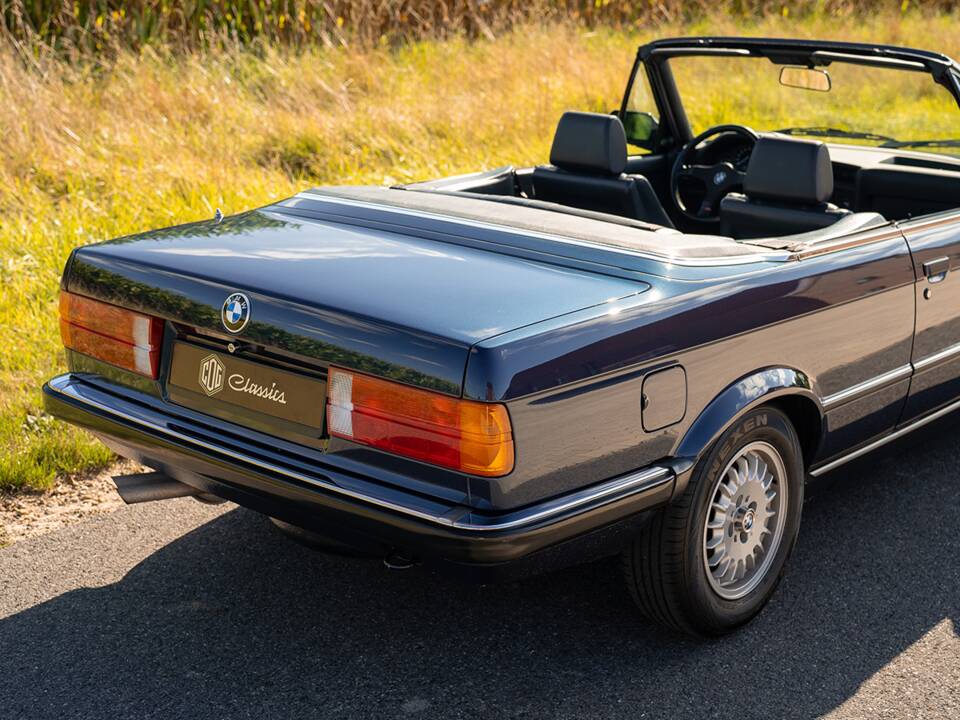 Immagine 10/35 di BMW 320i (1988)
