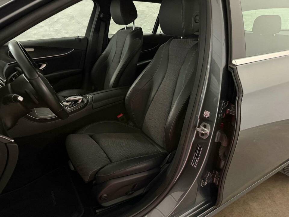 Image 24/32 of Mercedes-Benz E 200 d (2020)