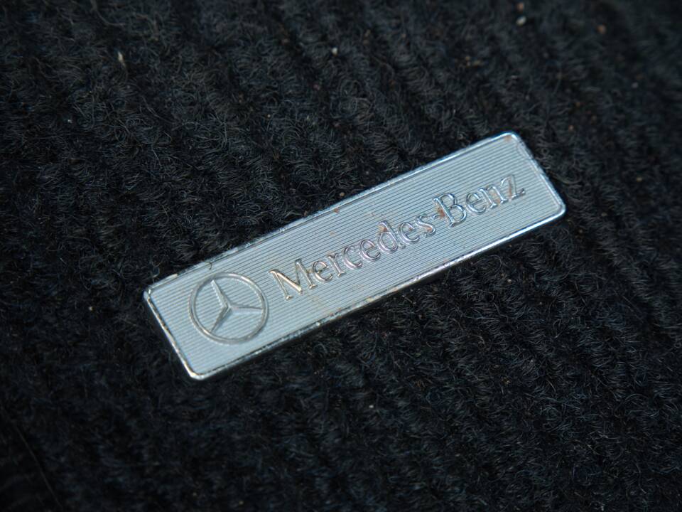 Image 44/63 of Mercedes-Benz 220 E (1993)