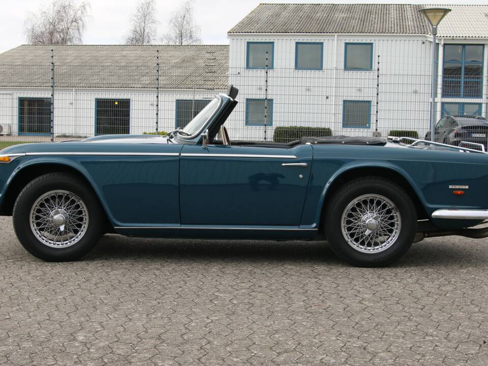 Image 3/74 of Triumph TR 250 (1968)