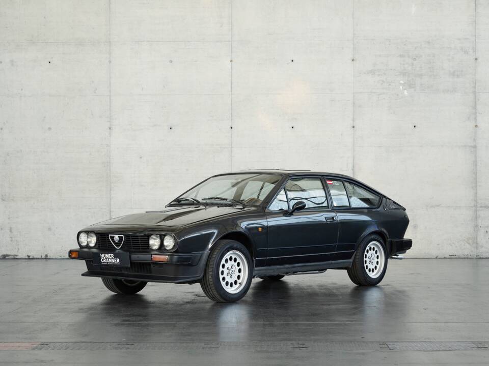 Bild 1/48 von Alfa Romeo GTV 6 2.5 (1981)