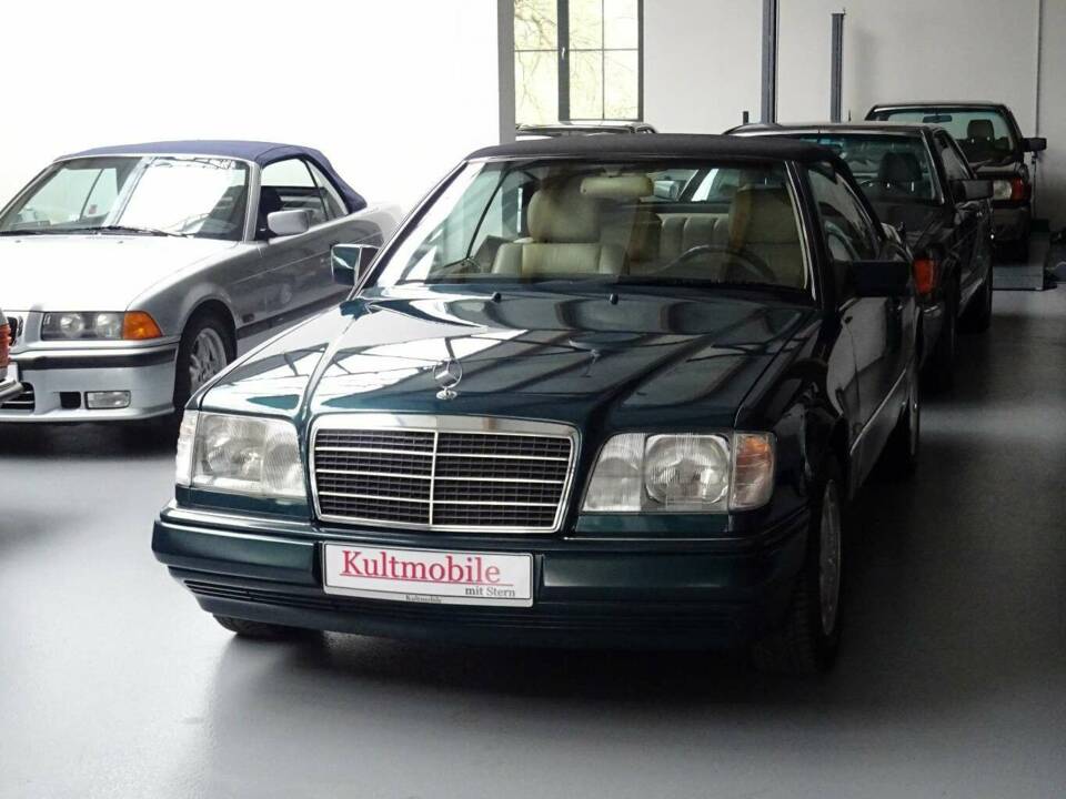 Image 4/14 of Mercedes-Benz 220 CE (1996)