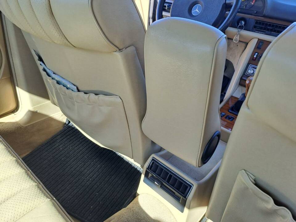 Image 46/50 of Mercedes-Benz 300 SE (1990)